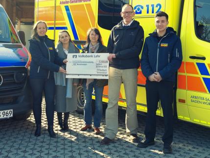 Sonnwendlauf-Team übergibt Spendenscheck in Höhe von 3333 Euro an das Wünschewagen-Projekt